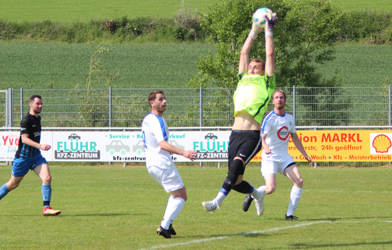 Weinmann fängt eine Flanke