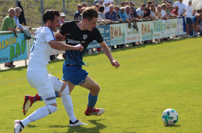 Brecht (li.) im Zweikampf