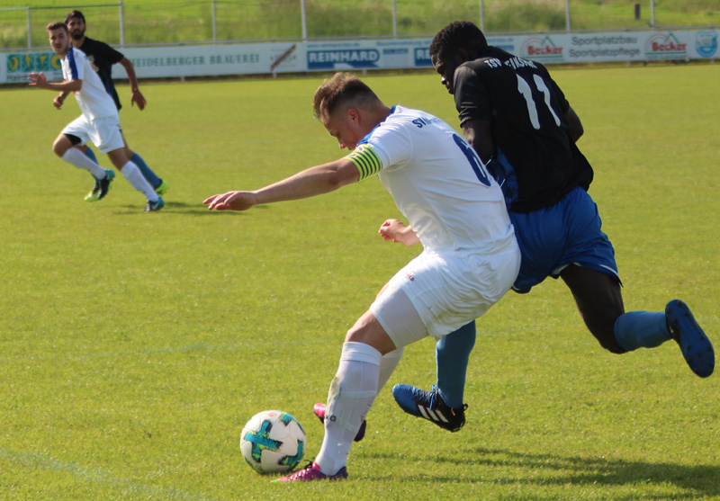 SV-Kapitän Unser (li.) energisch im Zweikampf