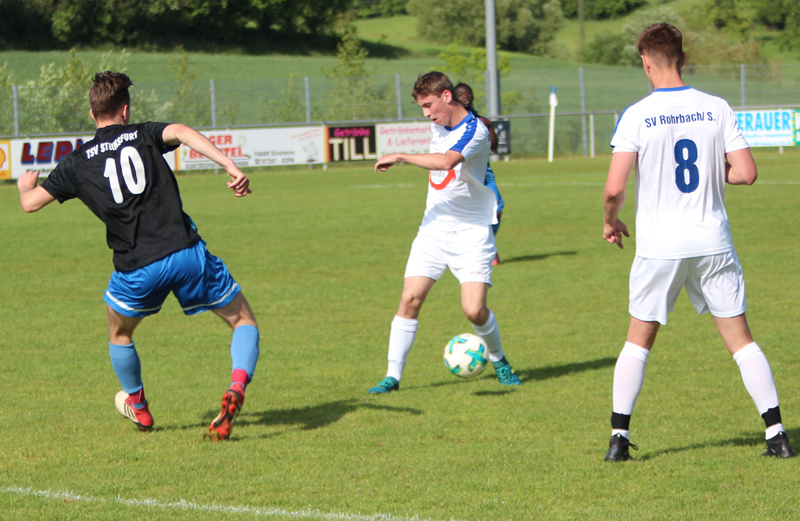 Hockenberger (Mitte) mit Balleroberung