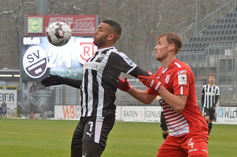 SVS-Torjäger Andrew Wooten (li.) schirmt geschickt den Ball vor Gegenspieler Asger Sörensen ab