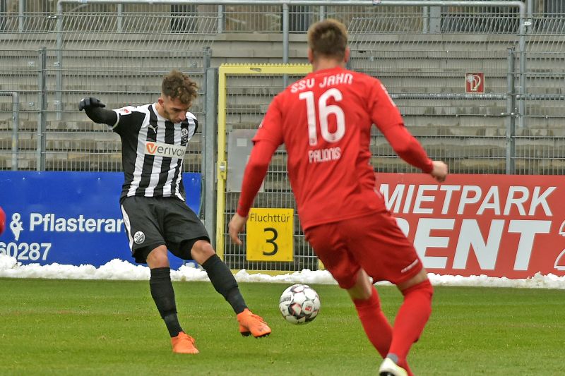 Leart Paqarade (li.) beim Torschuss