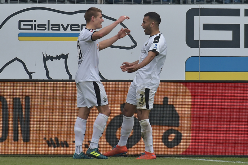 Torjubel bei den beiden SVS-Stürmer Kevin Behrens (li.) und Andrew Wooten.