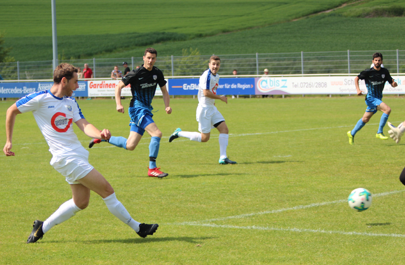 Robin Karolus erzielt in der 1. Minute die 1:0-Führung - gleichzeitig den 100. Saisontreffer für den SVR
