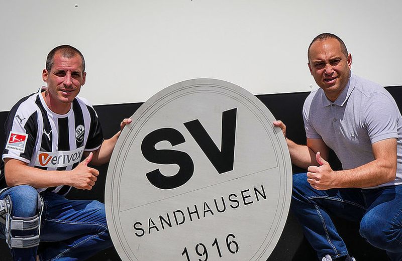 Kulovits (li.) und der sportliche Leiter Kaba besiegeln die neu definierte Zusammenarbeit