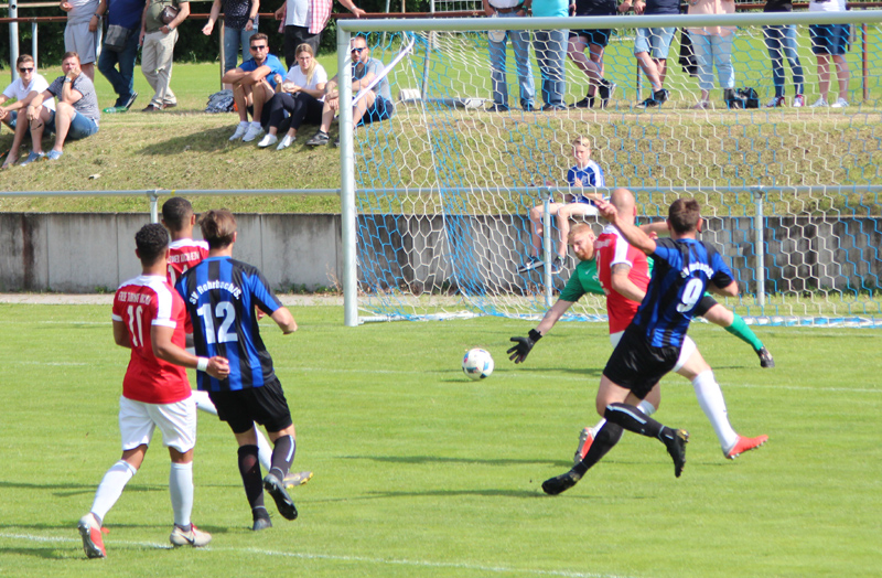 SV-Stürmer Karolus (Nr. 9) scheitert mit einem Schuss aus der Drehung an Kirchheims Keeper Bähr