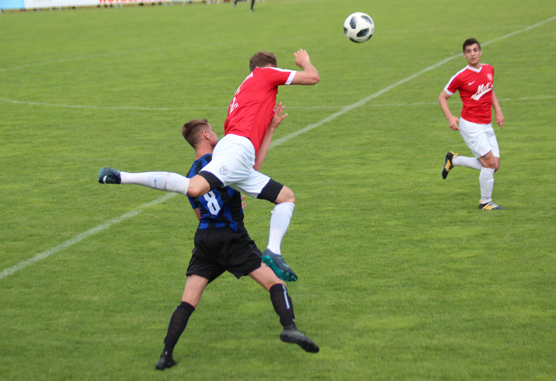 Kirchheim hatte nicht nur in dieser Szene öfters die Lufthoheit. Rohrbachs Reißfelder wird hier energisch übersprungen.