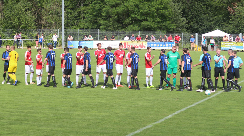 Die Mannschaften begrüßen sich