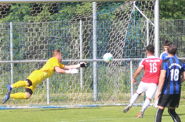 SV-Keeper Romig macht sich lang, kann aberdas 0:12 nicht verhindern