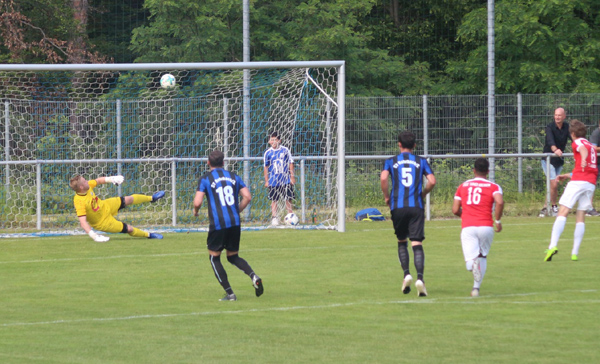 Bender erhöht per Strafstoss auf 2:0 für Kirchheim