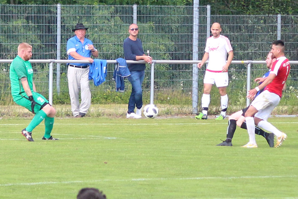 Ohlhauser (verdeckt) erzielt den Rohrbacher Ehrentreffer zum 1:3