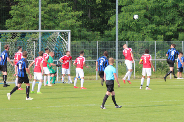 Karolus (re.) köpft knapp drüber