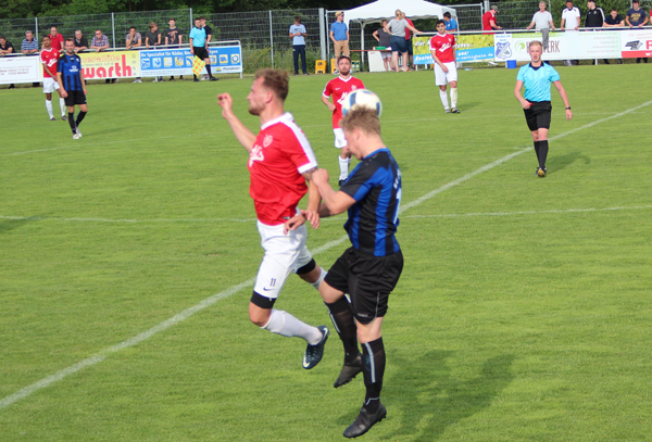 Barth (re.) im Kopfballduell mit Reinmuth