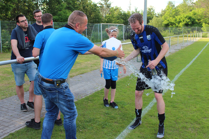 Betreuer Marcus Mrasek (li.) verpasst Nils Ohlhauser zum Abschied eine kalte Eisdusche
