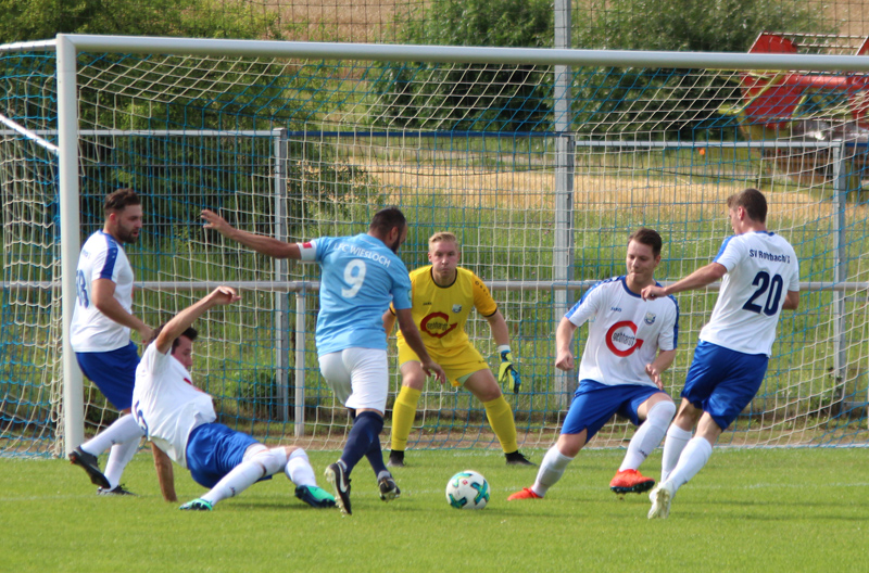 Stürmer Gükhan Bozbay (Nr. 9) vergibt eine von vielen guten Wieslocher Tormöglichkeiten in der Anfangsphase
