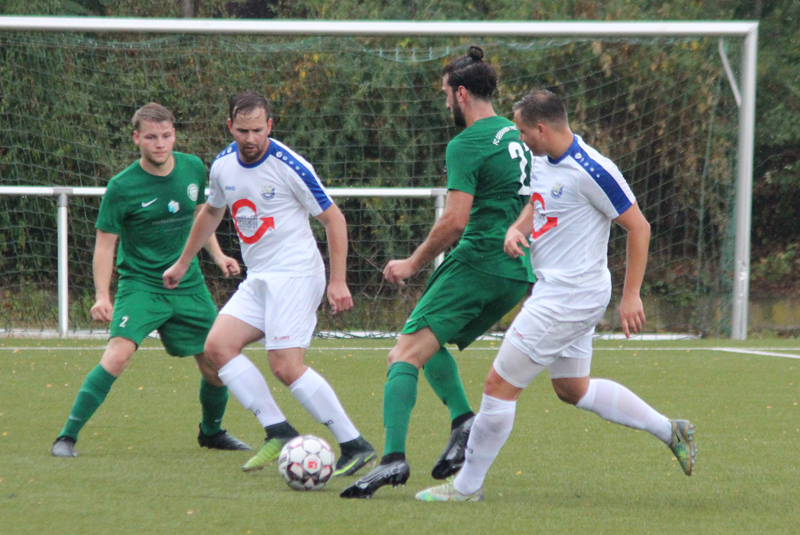 Adrian Neuberger (2. v.l.) und Rico Unser (re.) versuchen sich den Ball im Mittelfeld zu erobern