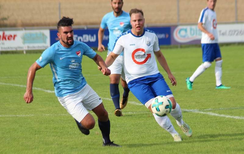 Unser (re.) im Zweikampf