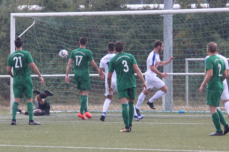 Eine Flanke von Reißfelder landet direkt im FC-Tor