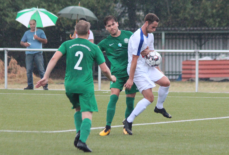 SV-Stürmer Karolus (re.) konnte kaum entfalten