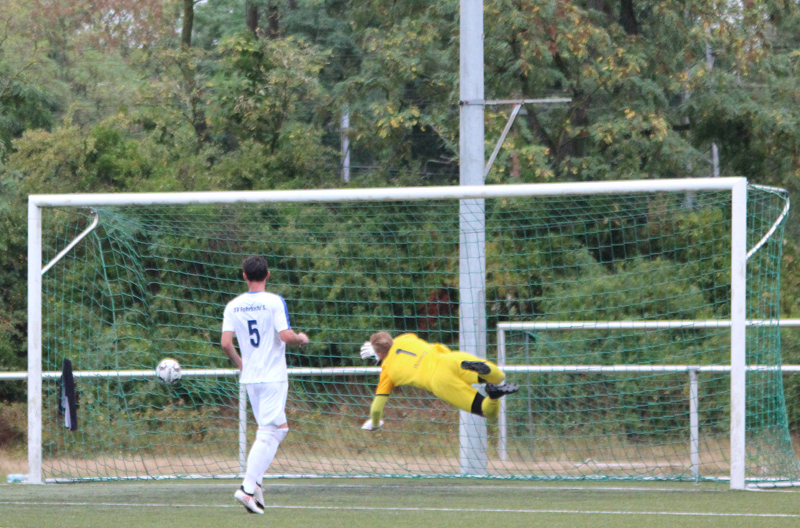 Eine Flanke von Girgin landet hinter Romig im Tor