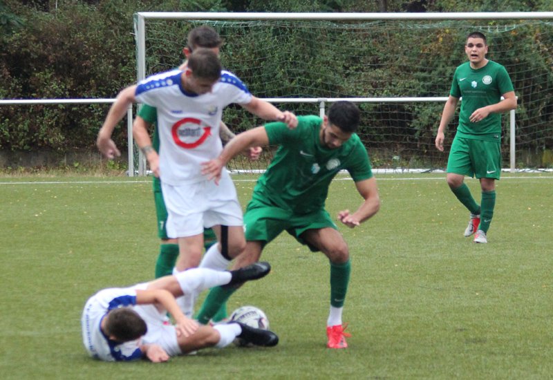 Bauer (am Boden) und Hockenberger reiben sich im zweikampf auf