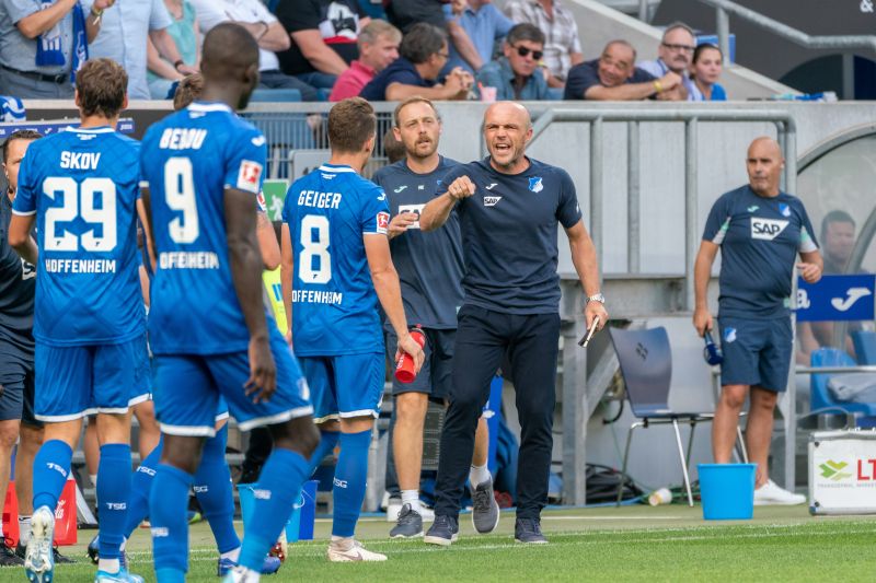 Schreuder gibt Anweisungen an seine Spieler. Noch läuft der TSG-Motor nicht ganz rund.