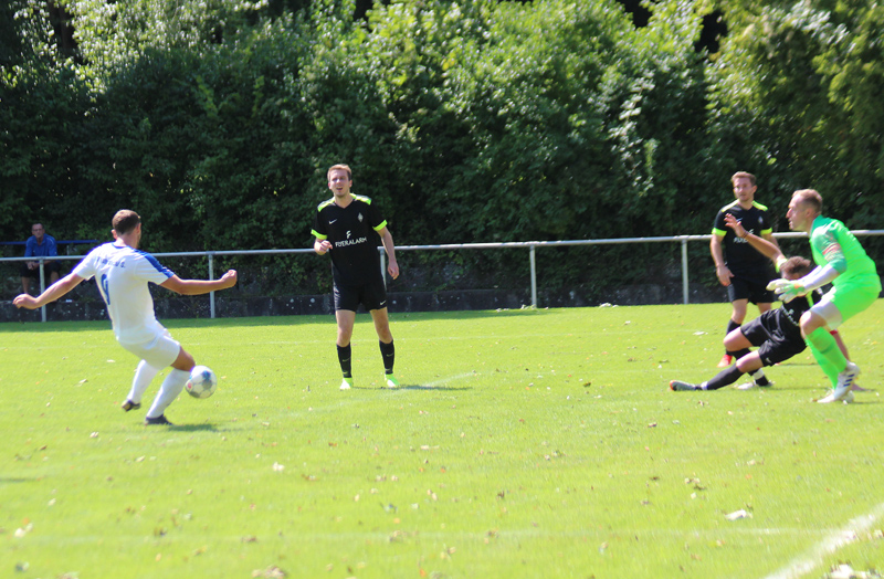 Eine Vorentscheidung: Karolus (li.) trifft zum 5:4 in der Verlängerung