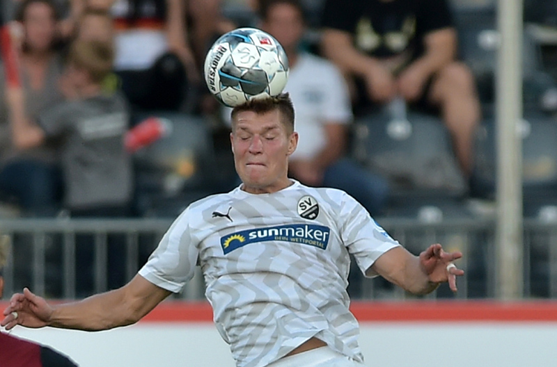 Kevin Behrens köpft mit vollem Einsatz und geschlossenen Augen aufs gegnerische Tor