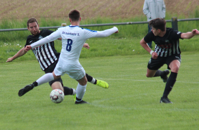 Nils Reißfelder beim Torschuss. Zwei FC-Gegenspieler stellen sich ihm in den Weg.