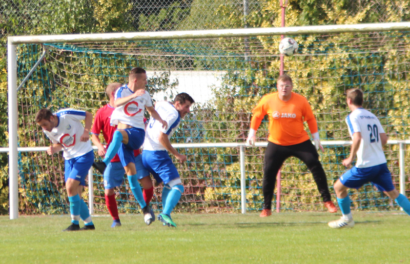 Dichtes Gedränge im SV-Strafraum