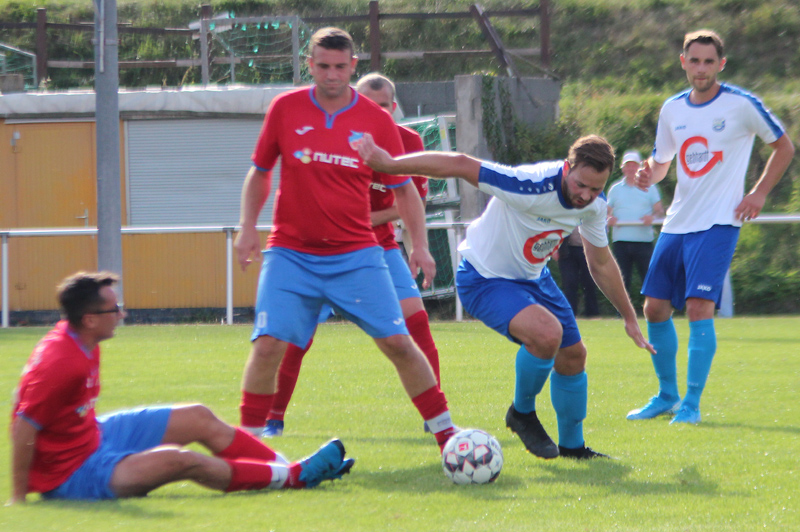 Adrian Neuberger (re.) bringt den SVR 1:0 in Führung