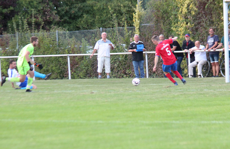 Beckamm (li.) trifft im Fallen zum 2:0 für den SVR