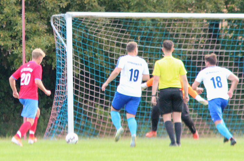 Auer (li.) trifft nach dem gehaltenen Elfmeter zum 2:2
