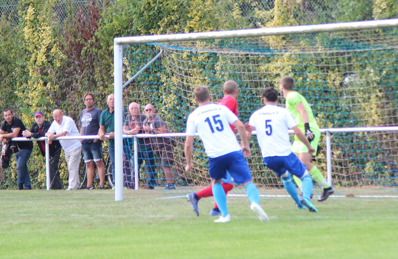 SV-Verteidiger Brecht (Nr. 5) köpft zum 3:2 für den SVR