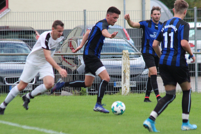 Matteo Francesca treibt den Ball durchs Mittelfeld