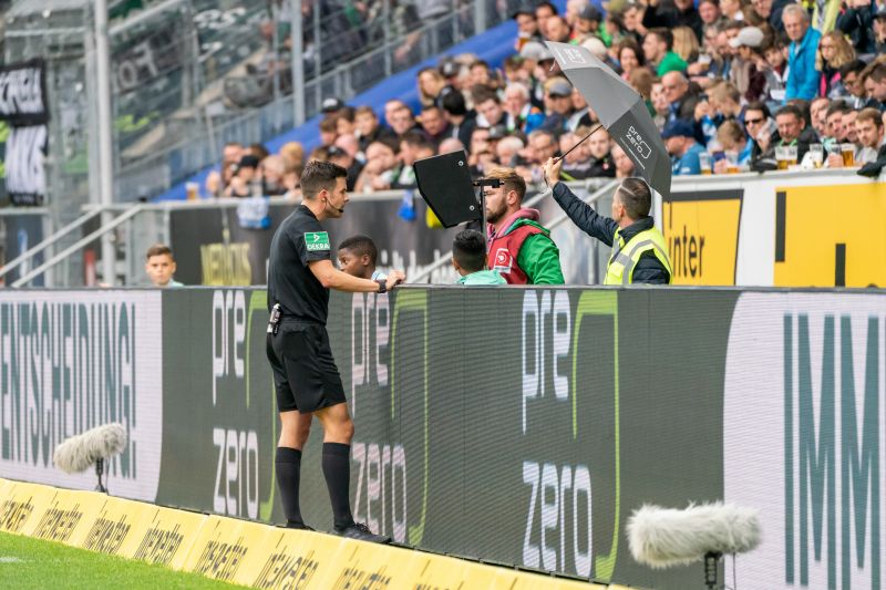 Schiri Osmers schaute sich zwei Szenen am Bildschirm an und revidierte seine Entscheidungen