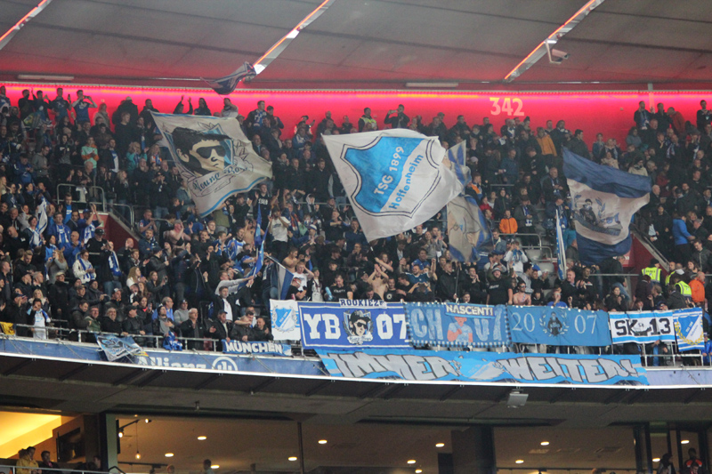 Ausgelassene Stimmung bei den Hoffenheimer Fans nach dem ersten Sieg in München