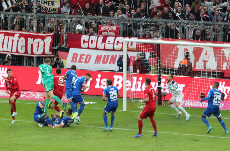 Torhüter Neuer versucht es per Kopfball im TSG-Strafraum