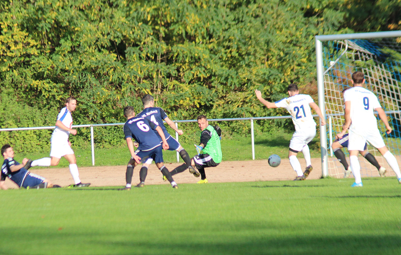 Neubergers Schuss (li.) wird von der Mühlbacher Torlinie geschlagen