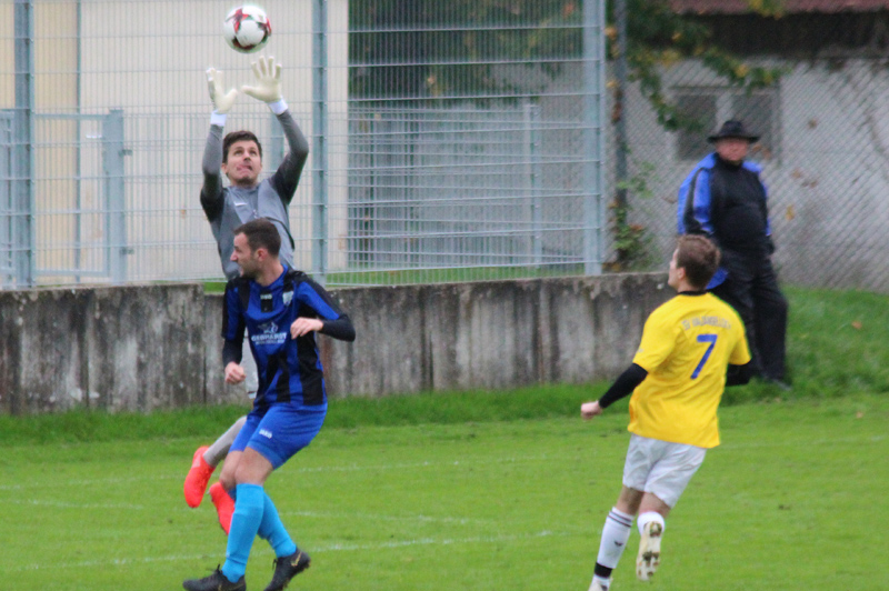TSV-Torhüter Benz angelt sich eine Flanke