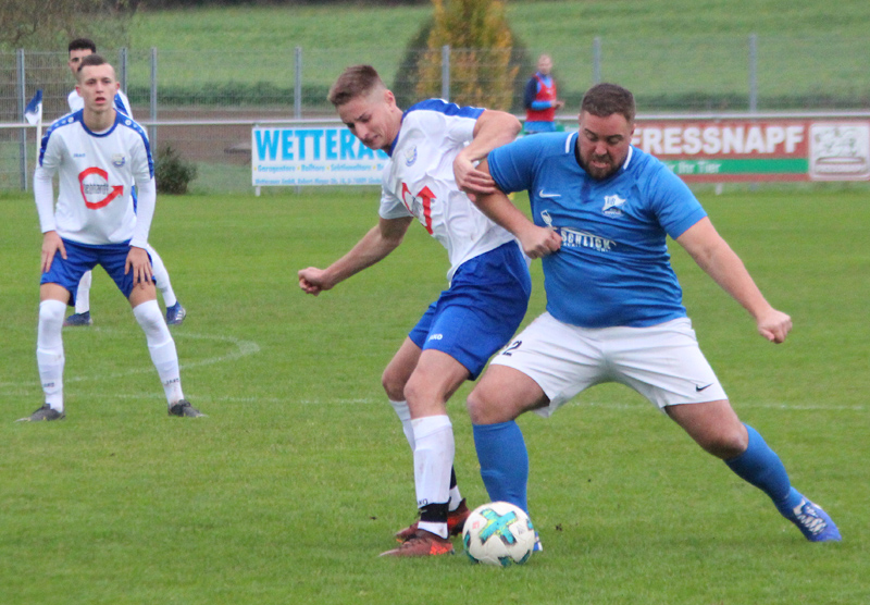 Bad Rappenaus Cocic (re.) setzt sich energisch gegen Rohrbachs Reißfelder zur Wehr. Links beobachtet Bauer die Szene.