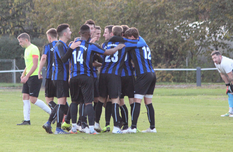 Rohrbachs Spieler feiern ausgelassen den 2:0-Sieg in Gemmingen