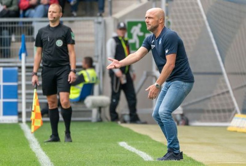 Engagierter TSG-Trainer Alfred Schreuder am Spielfeldrand. Der Niederländer kann am Sonntag mit seiner Mannschaft einen neuen Vereinsrekord aufstellen.