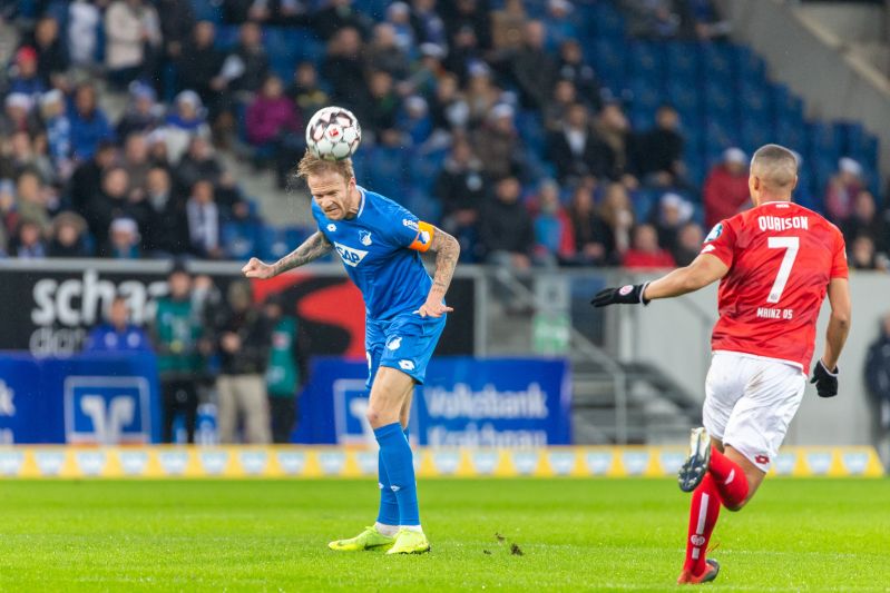 Kevin Vogt klärt per Kopf vor dem Mainzer Gegenspieler Robin Quaison