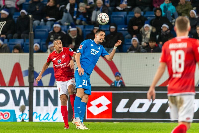 Hübner gewinnt das Kopfballduell gegen Quaison