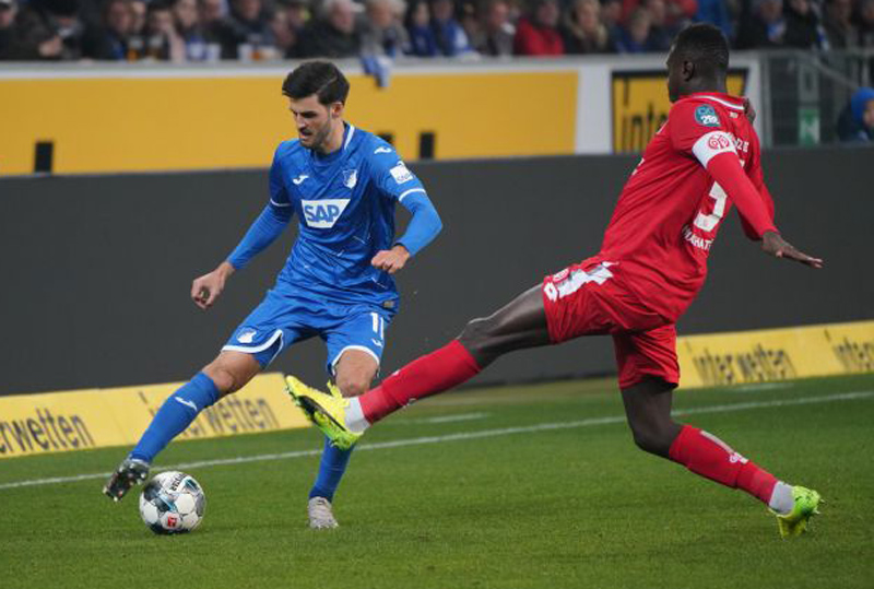 Grillitsch (li.) beim Flanken