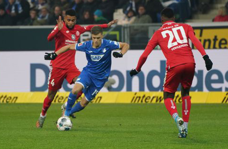 Baumgartner (Mitte) im Dribbling