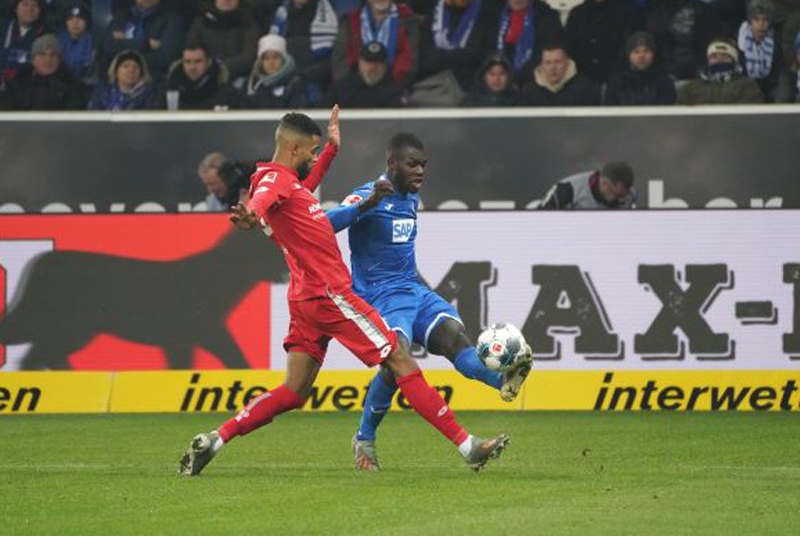 Bebou (re.) beim Torschuss