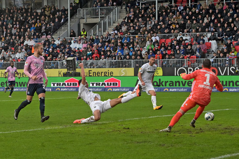 Bouhaddouz kommt in dieser Szene vor dem HSV-Tor einen Schritt zu spät
