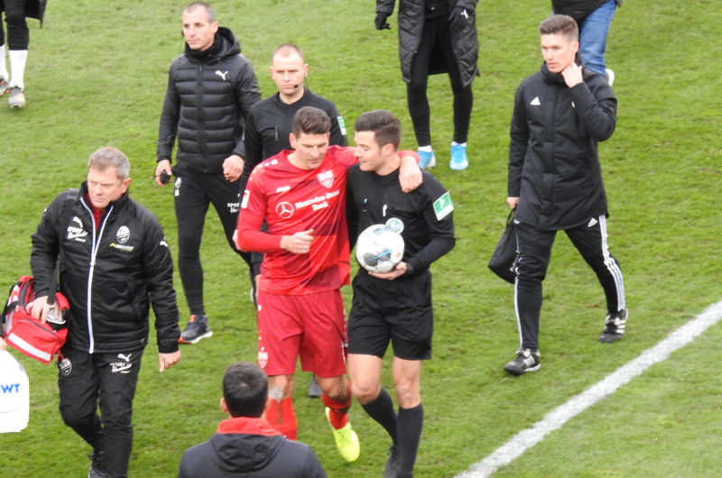 Gomez und Schiri Osmers im Dialaog